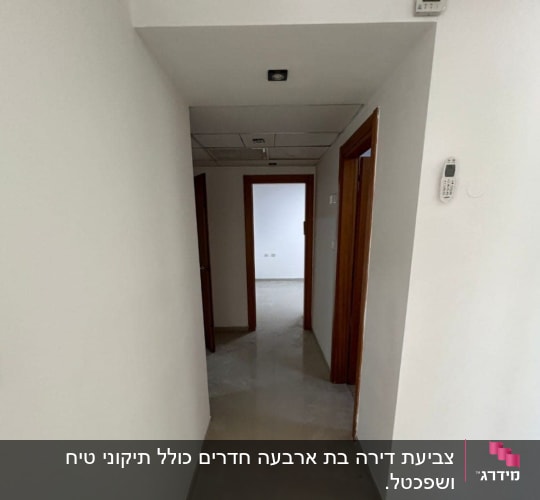 מסדרון עם קירות צבועים בלבן ודלתות עץ